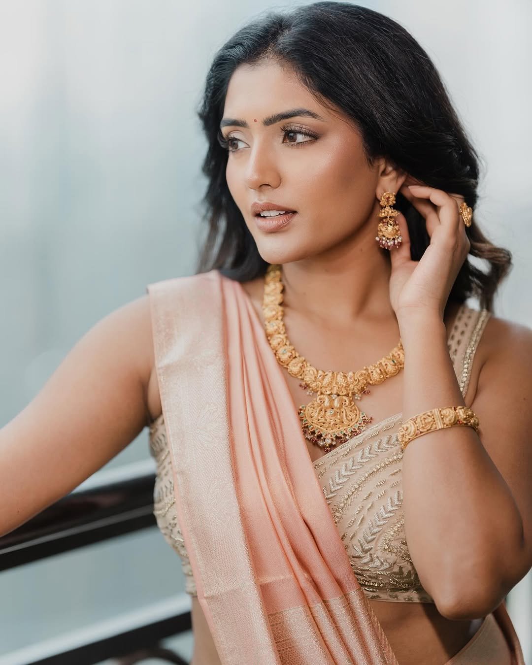 Eesha Rebba peach silk saree temple jewelry Balcony Photoshoot (1)