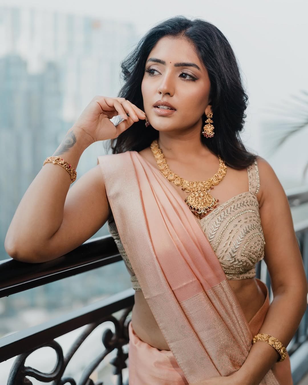 Eesha Rebba peach silk saree temple jewelry Balcony Photoshoot (13)
