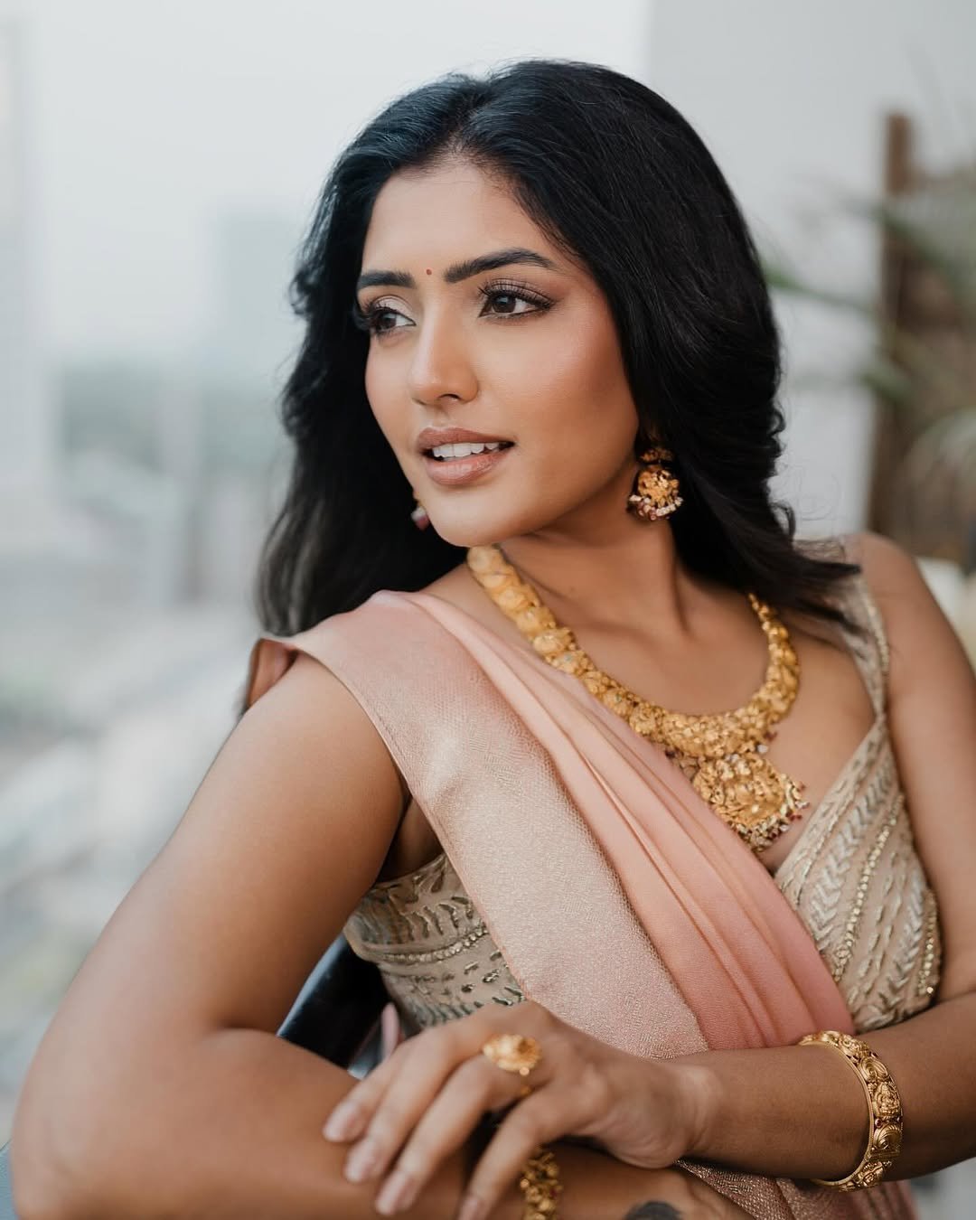 Eesha Rebba peach silk saree temple jewelry Balcony Photoshoot (3)