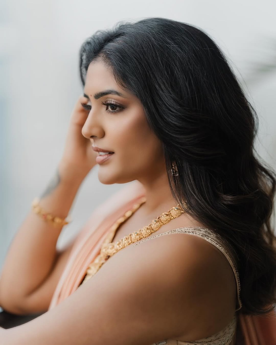 Eesha Rebba peach silk saree temple jewelry Balcony Photoshoot (4)