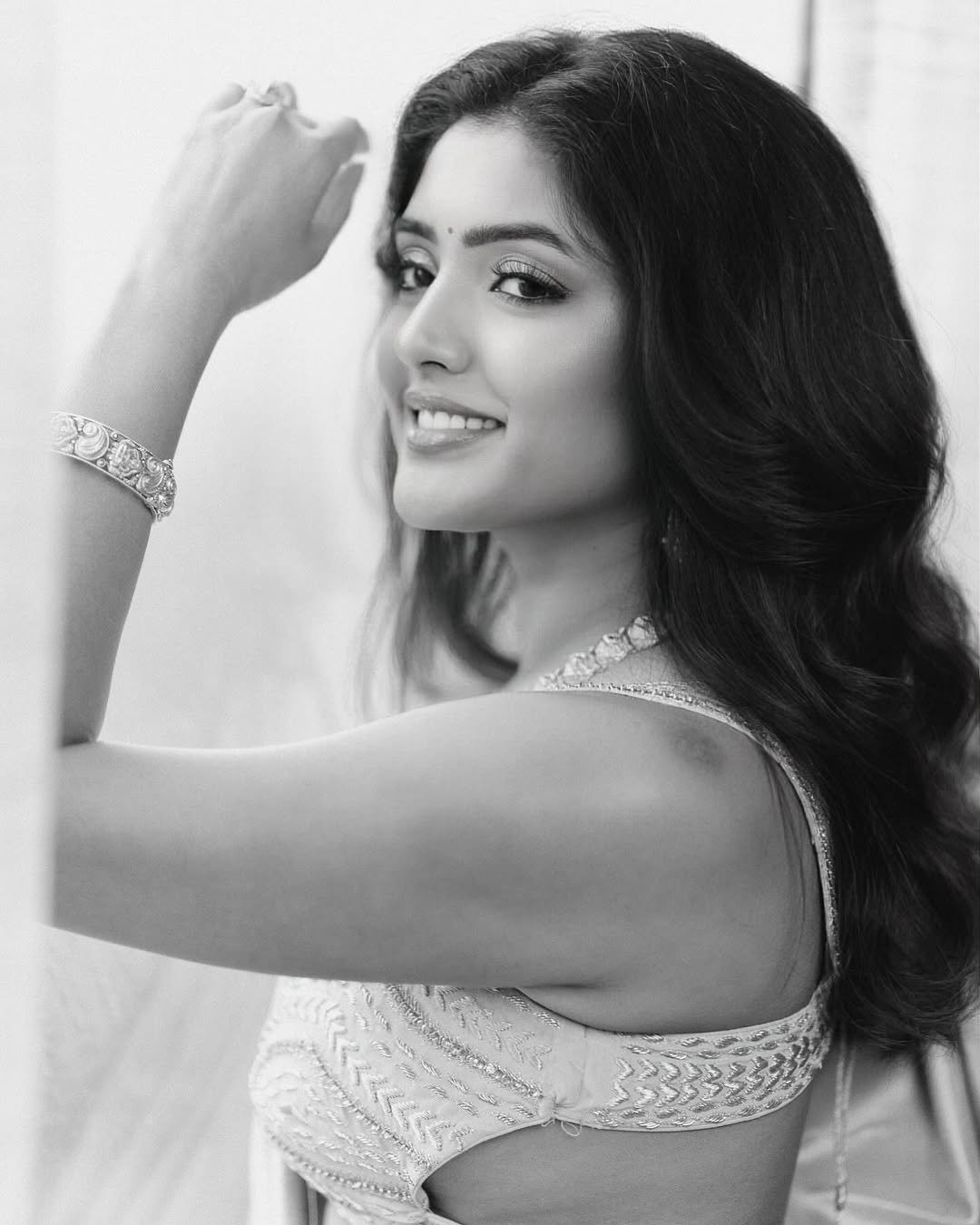 Eesha Rebba peach silk saree temple jewelry Balcony Photoshoot (6)