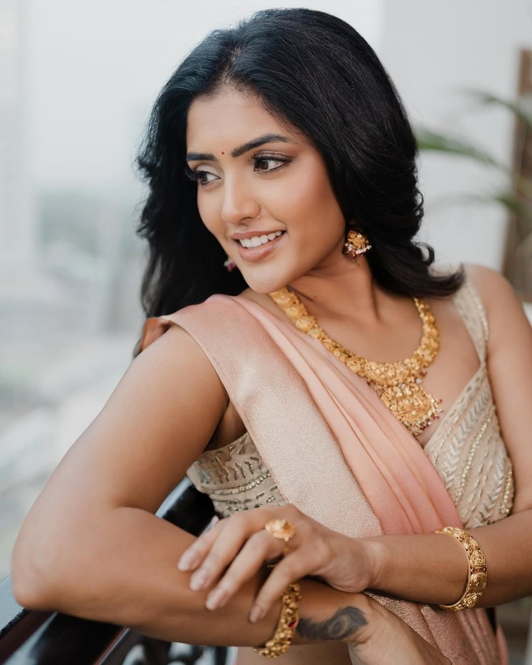 Eesha Rebba peach silk saree temple jewelry Balcony Photoshoot (7)