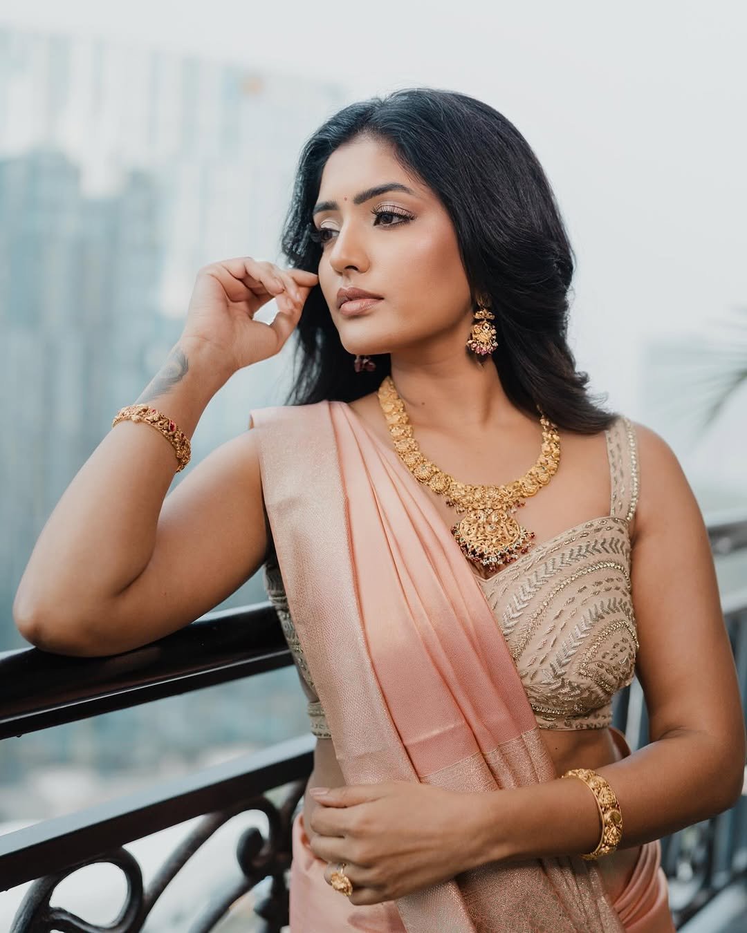 Eesha Rebba peach silk saree temple jewelry Balcony Photoshoot (8)