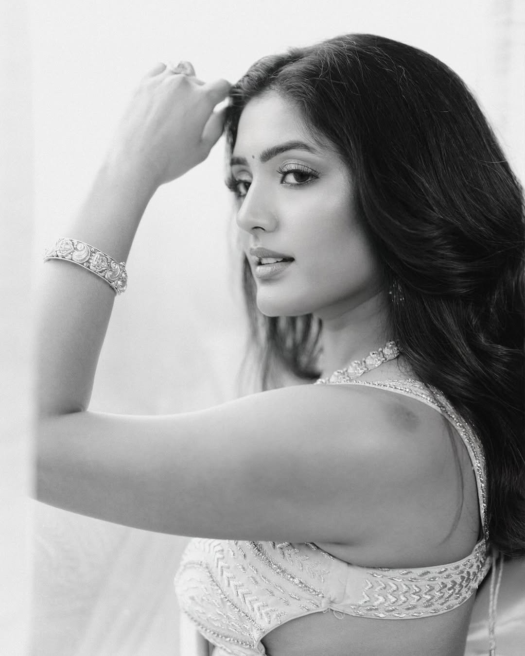 Eesha Rebba peach silk saree temple jewelry Balcony Photoshoot (9)