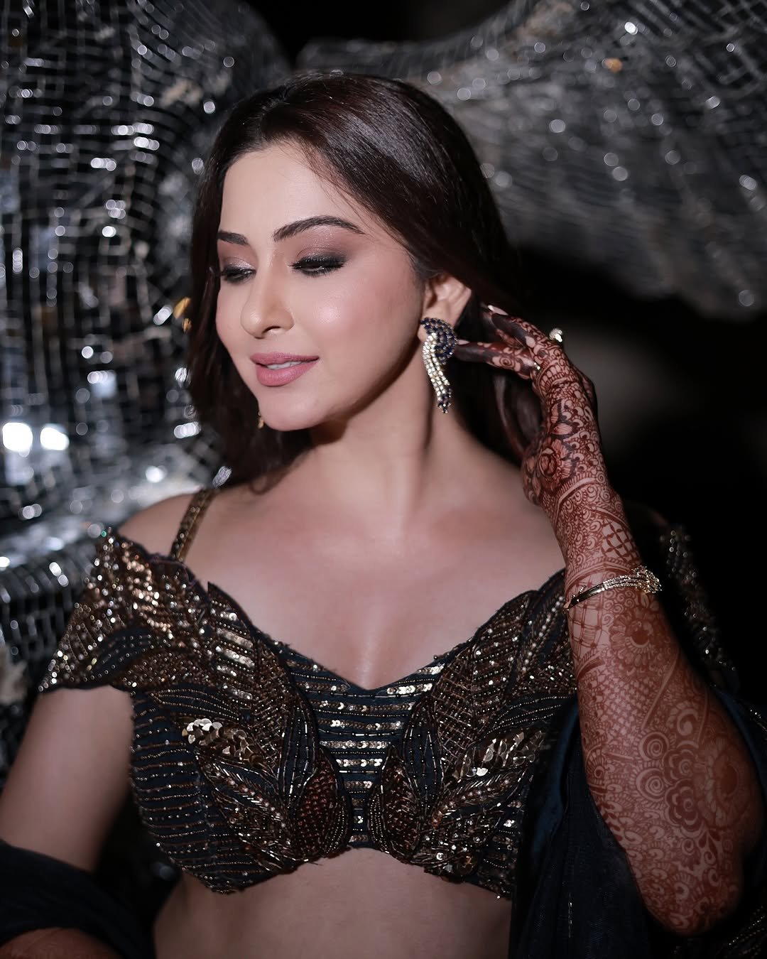 Eshanya Maheshwari embellished lehenga night portrait (14)