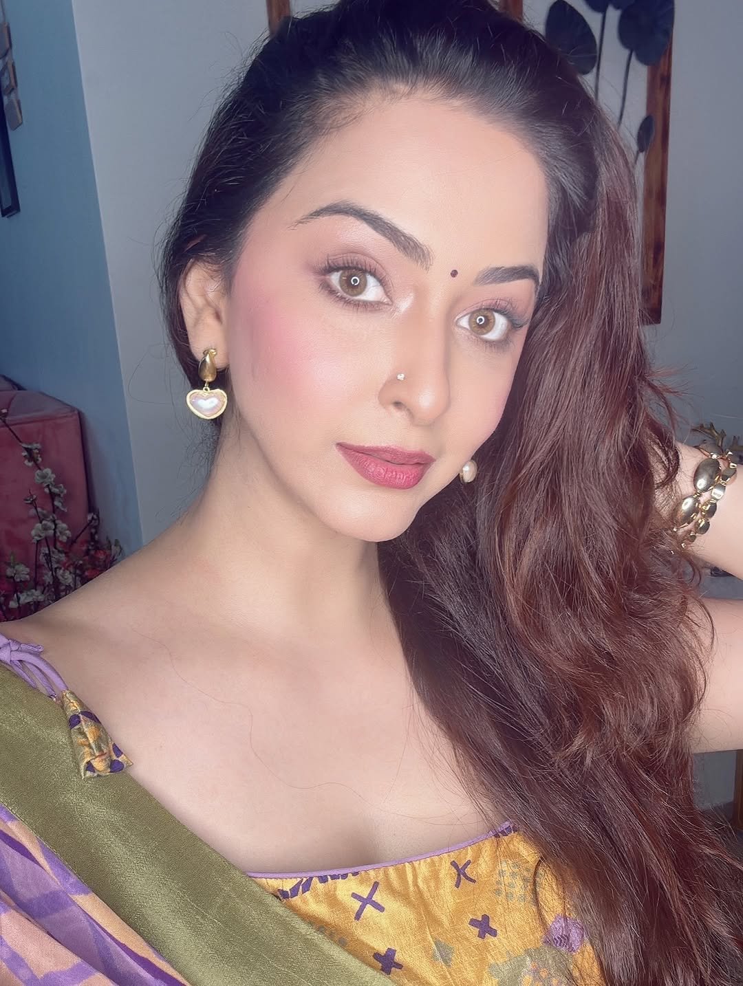 Eshanya Maheshwari multicolor saree street style Photoshoot (11)