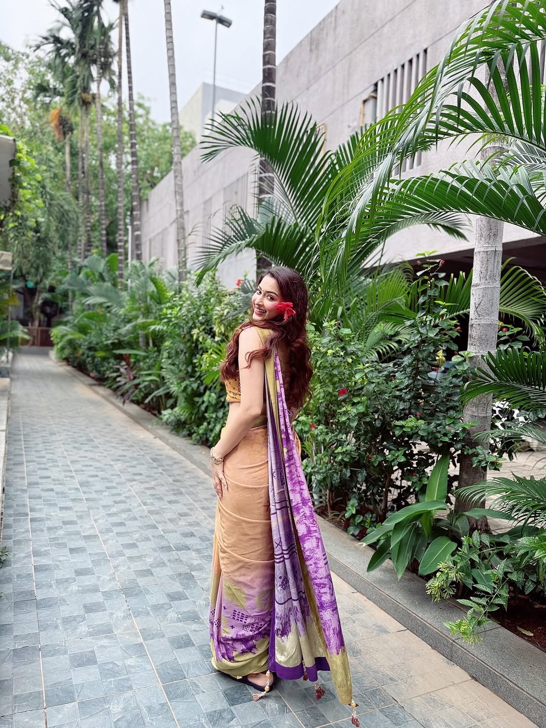 Eshanya Maheshwari multicolor saree street style Photoshoot (5)