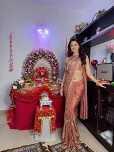 Eshanya Maheshwari offering prayers wearing traditional pink saree