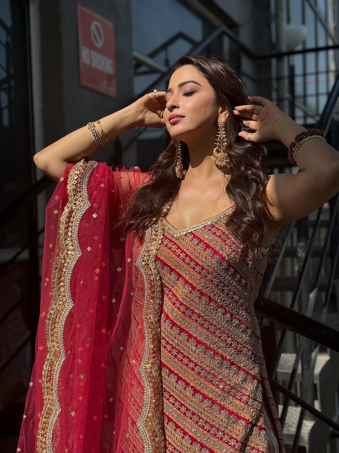 Eshanya Maheshwari red lehenga balcony sunshine Gallery (5)