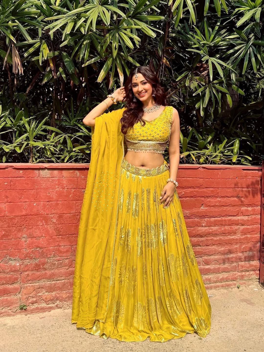 Eshanya Maheshwari yellow mirrorwork lehenga Navel Show (11)