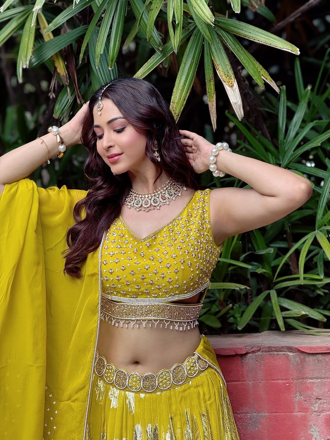 Eshanya Maheshwari yellow mirrorwork lehenga Navel Show (13)