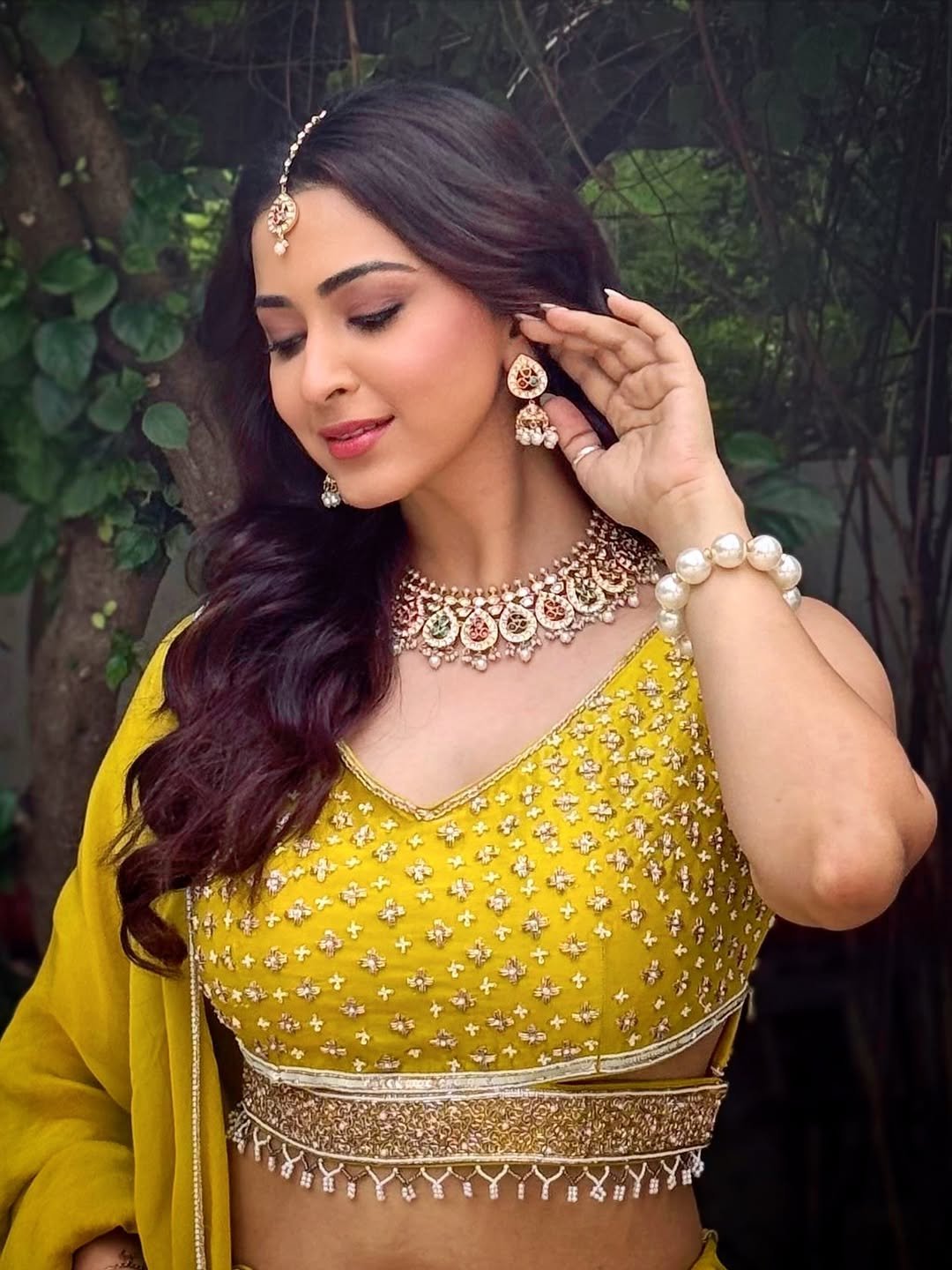 Eshanya Maheshwari yellow mirrorwork lehenga Navel Show (2)