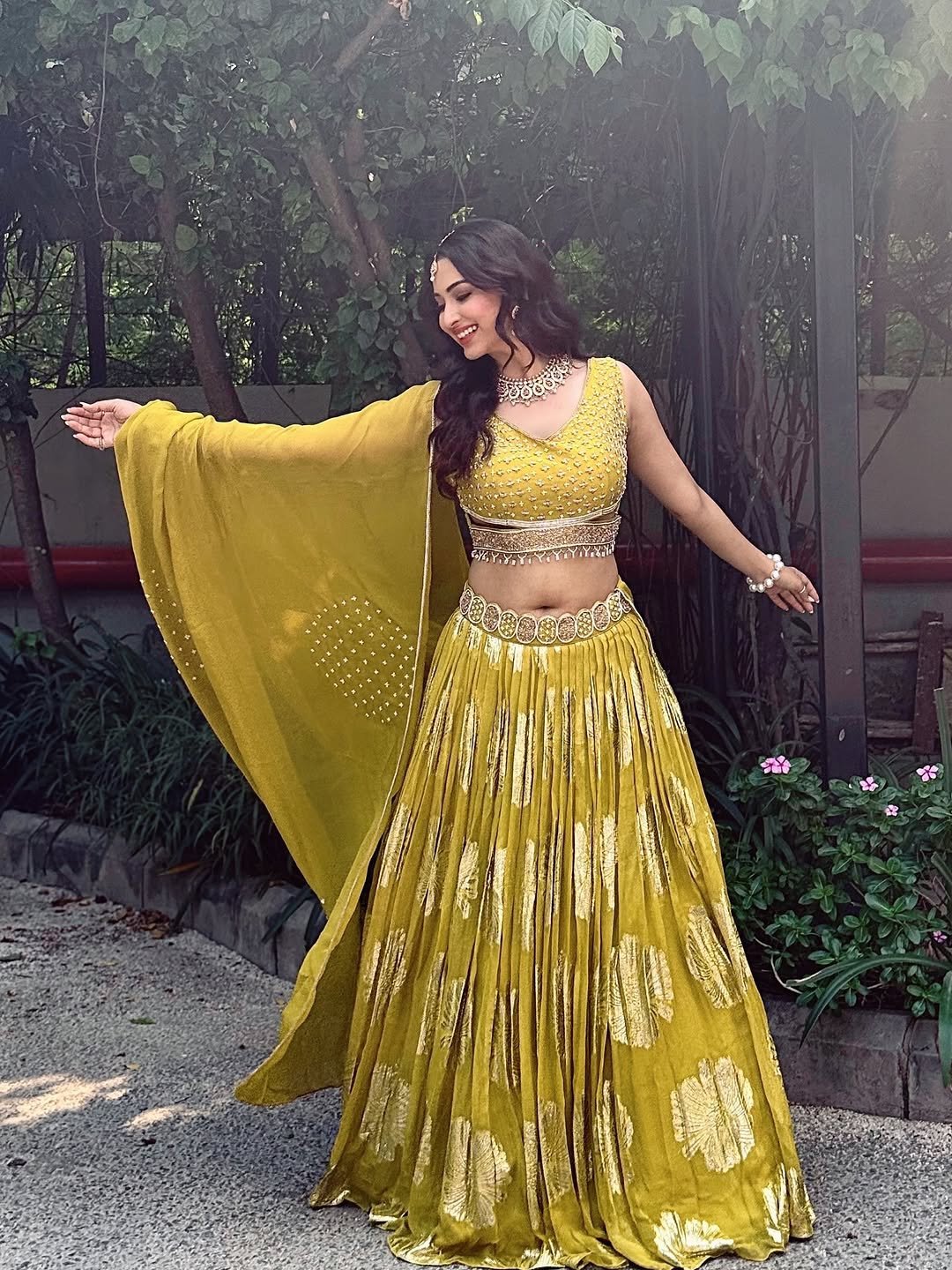 Eshanya Maheshwari yellow mirrorwork lehenga Navel Show (3)