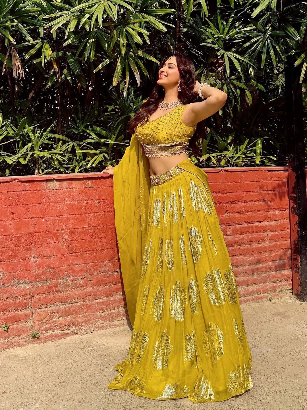Eshanya Maheshwari yellow mirrorwork lehenga Navel Show (8)