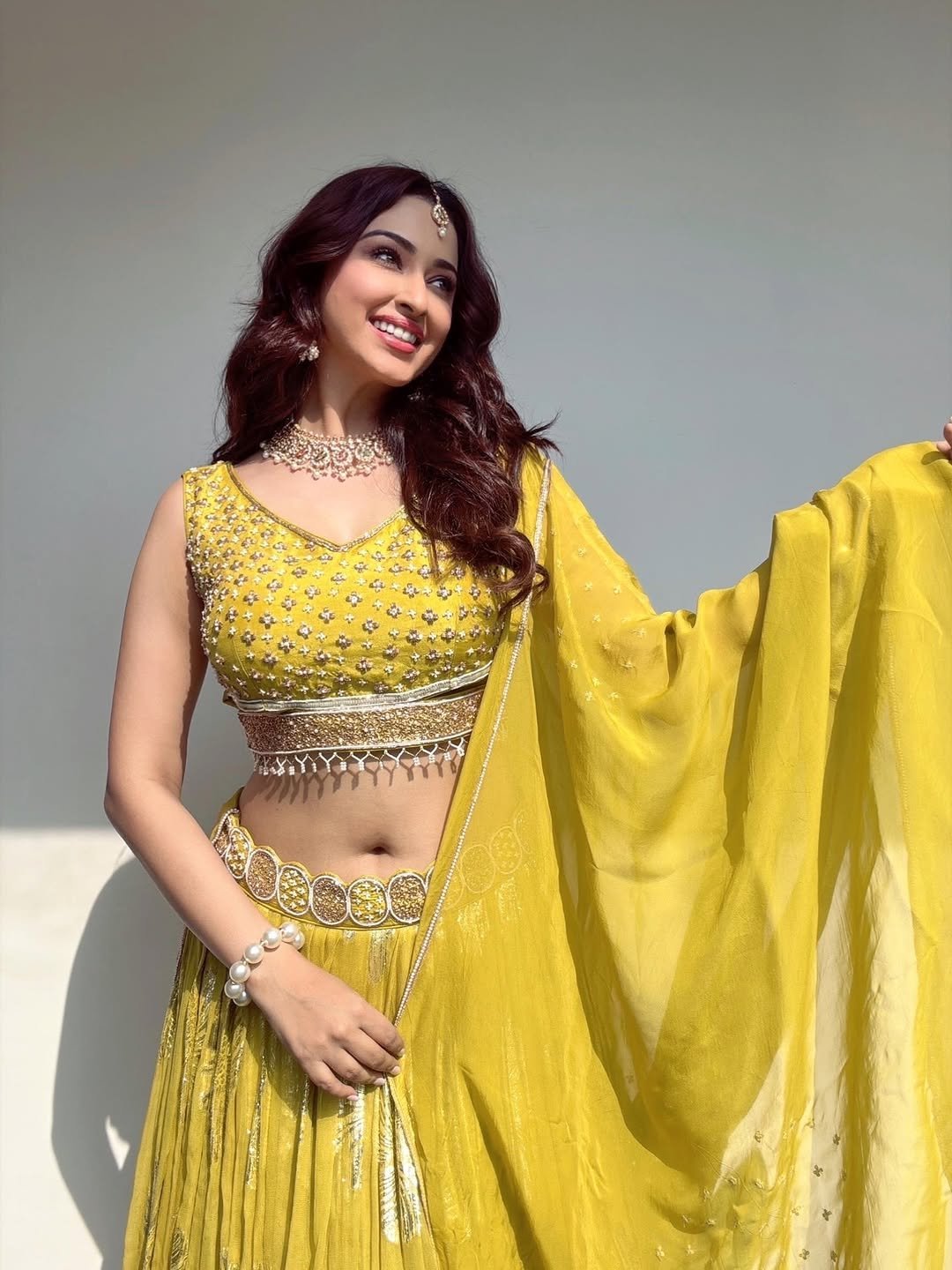Eshanya Maheshwari yellow mirrorwork lehenga Navel Show (9)