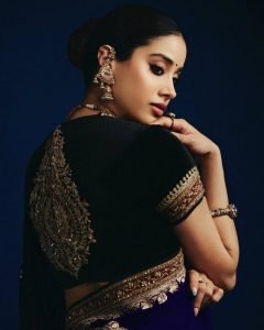 Heavy traditional kundan necklace on Janhvi Kapoor velvet saree