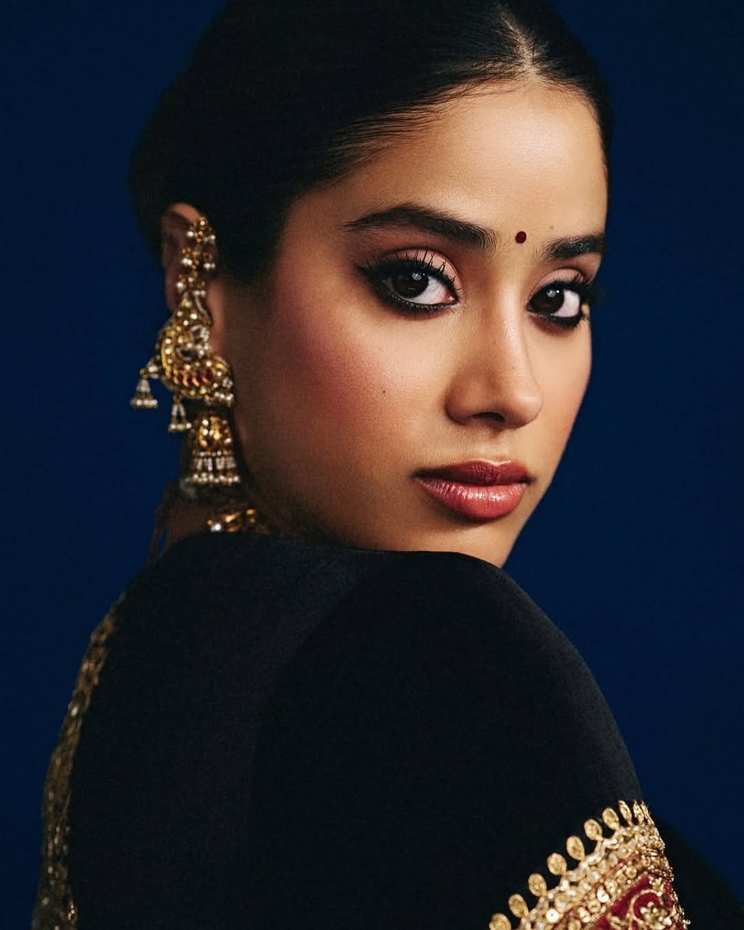 Janhvi Kapoor navy velvet saree heavy kundan jewels Studio Portrait (7)