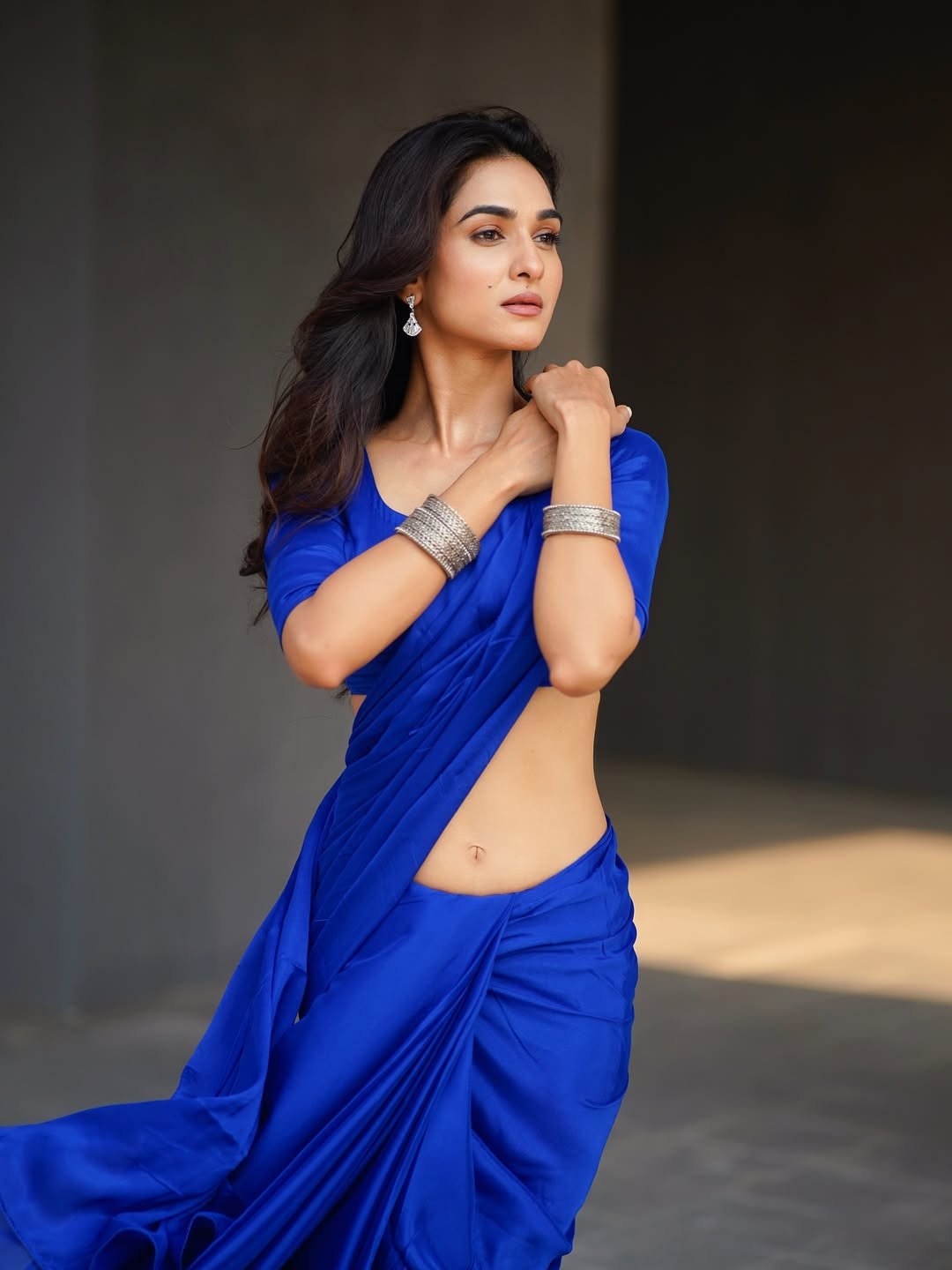 Kritika Singh Yadav Blue Saree Stylish Photoshoot Glamorous Look (1)