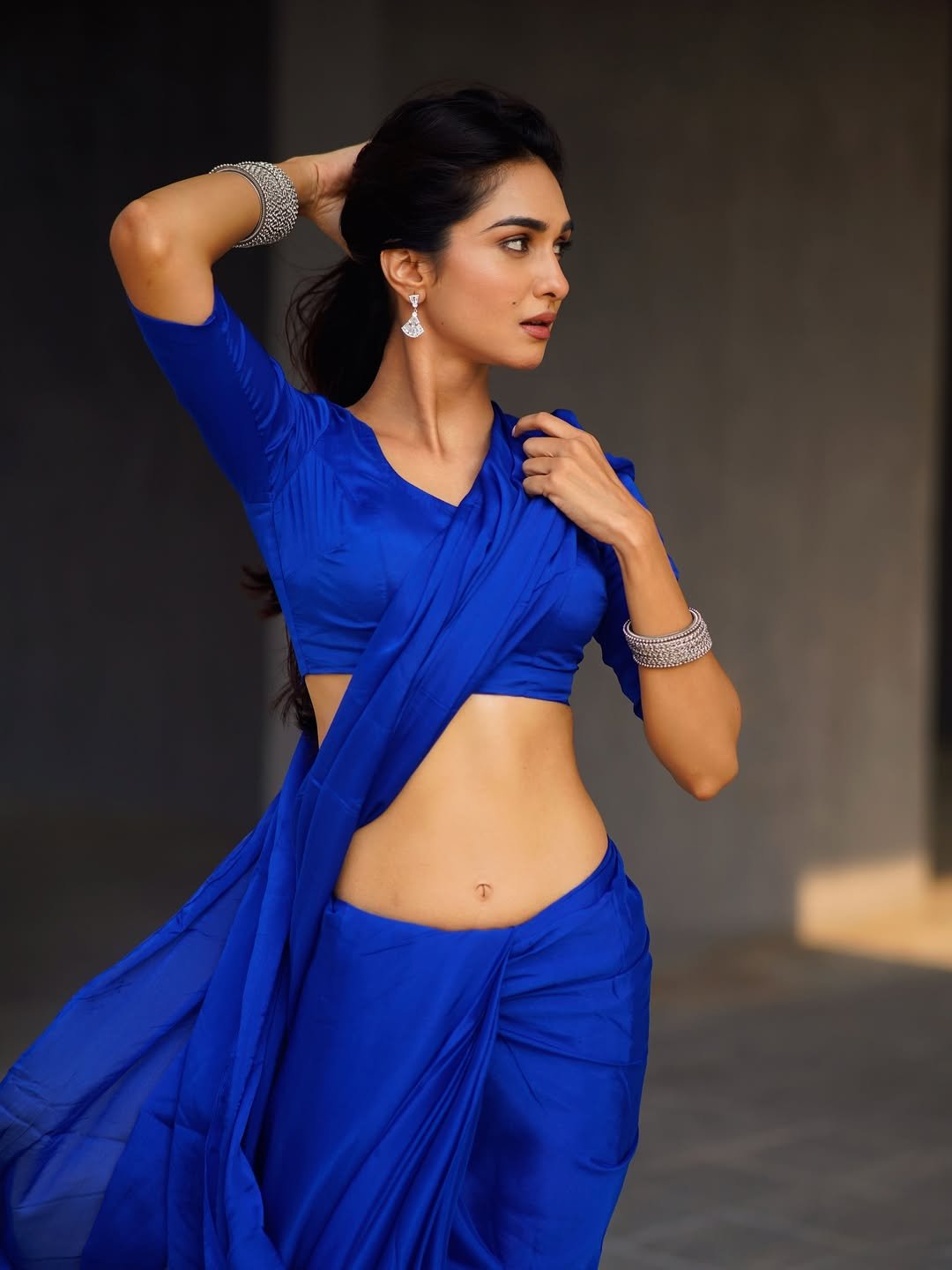 Kritika Singh Yadav Blue Saree Stylish Photoshoot Glamorous Look (11)