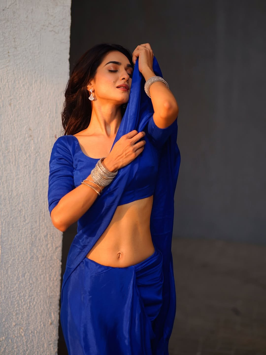 Kritika Singh Yadav Blue Saree Stylish Photoshoot Glamorous Look (12)