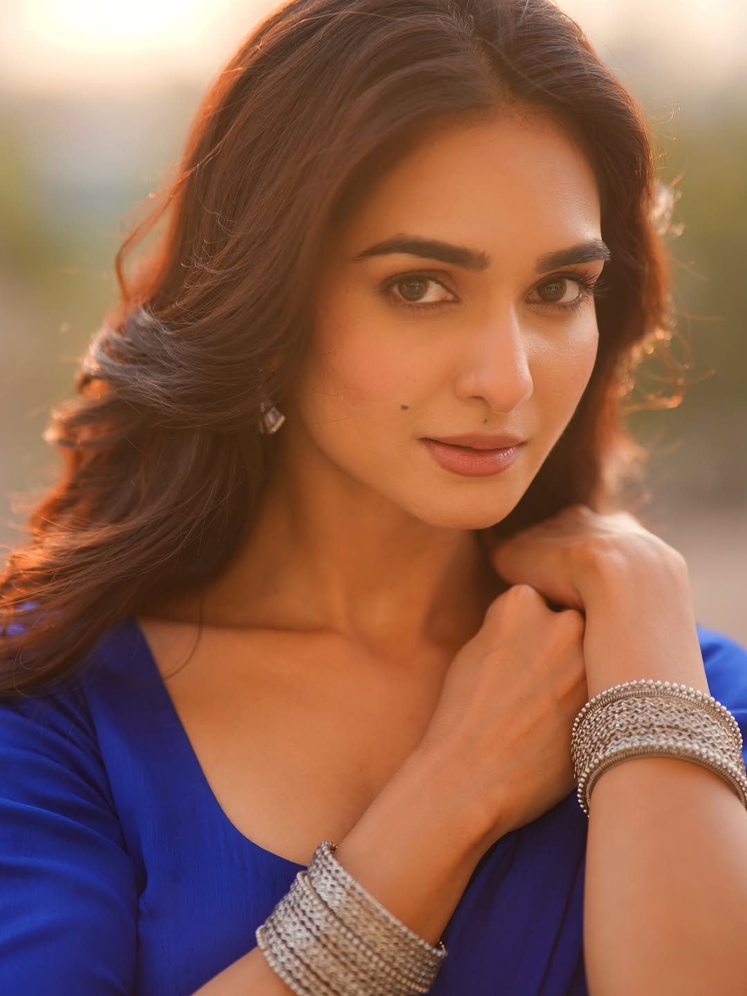 Kritika Singh Yadav bold expression in striking blue colored saree