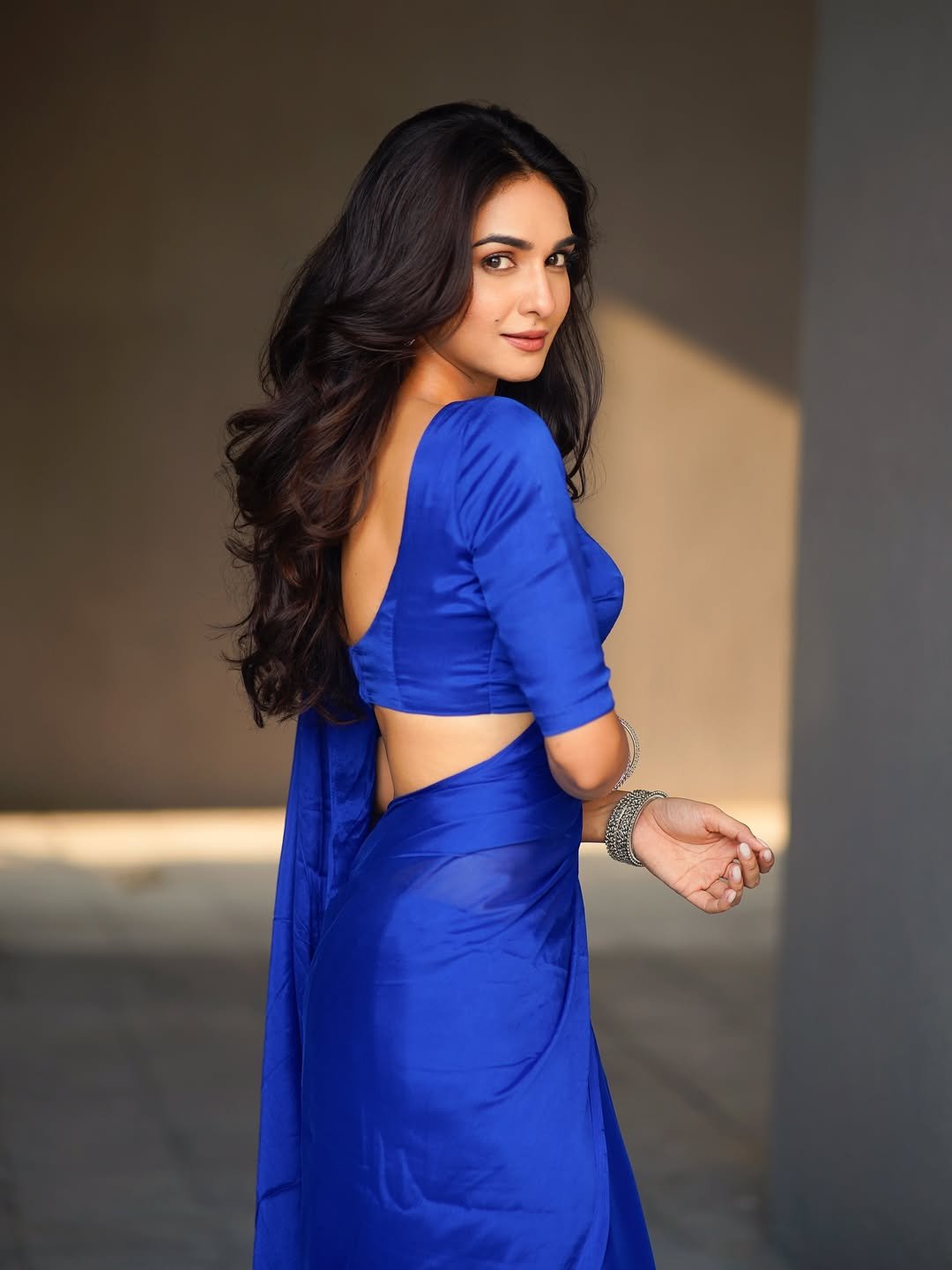 Kritika Singh Yadav Blue Saree Stylish Photoshoot Glamorous Look (5)