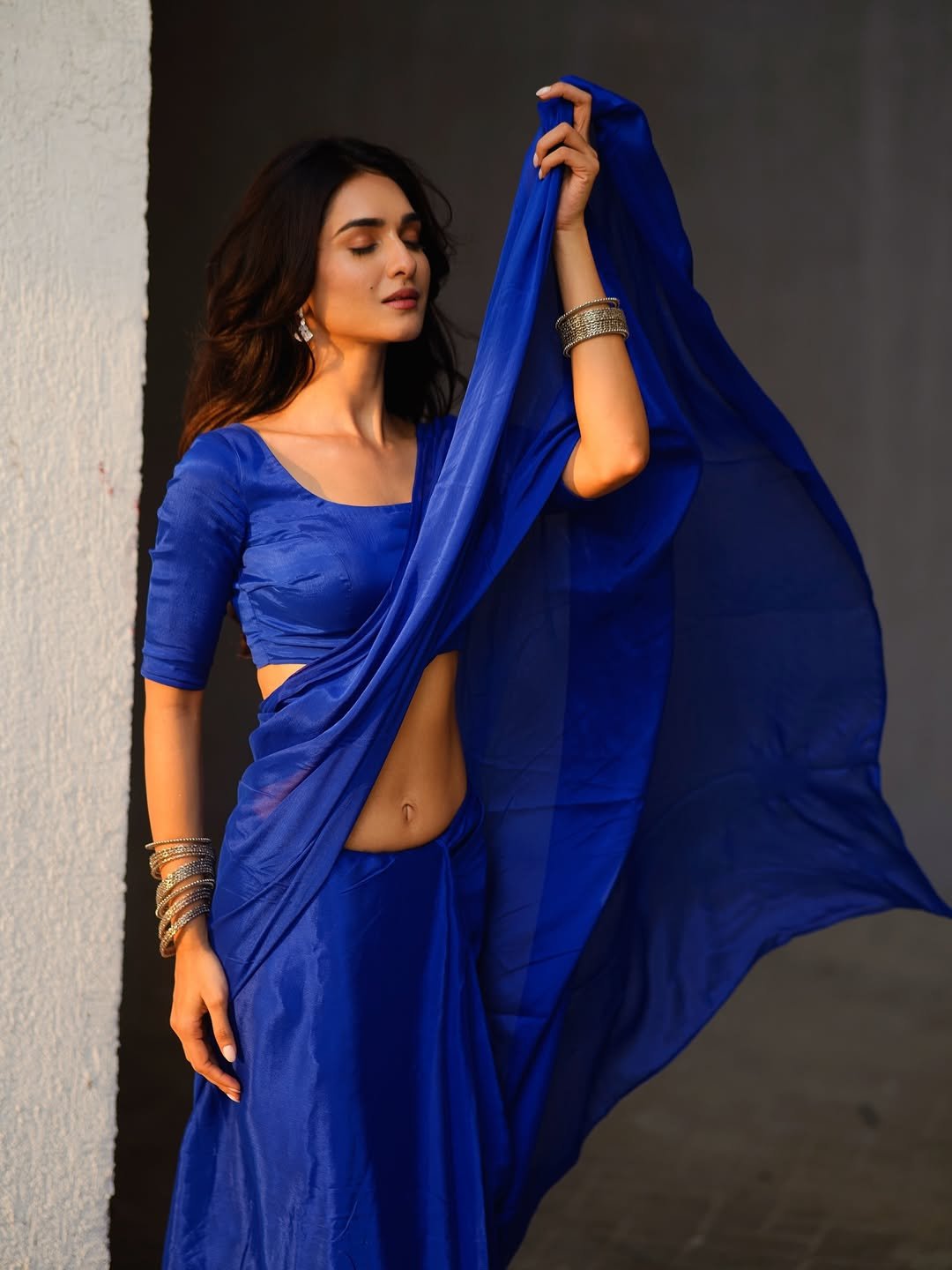 Kritika Singh Yadav Blue Saree Stylish Photoshoot Glamorous Look (9)