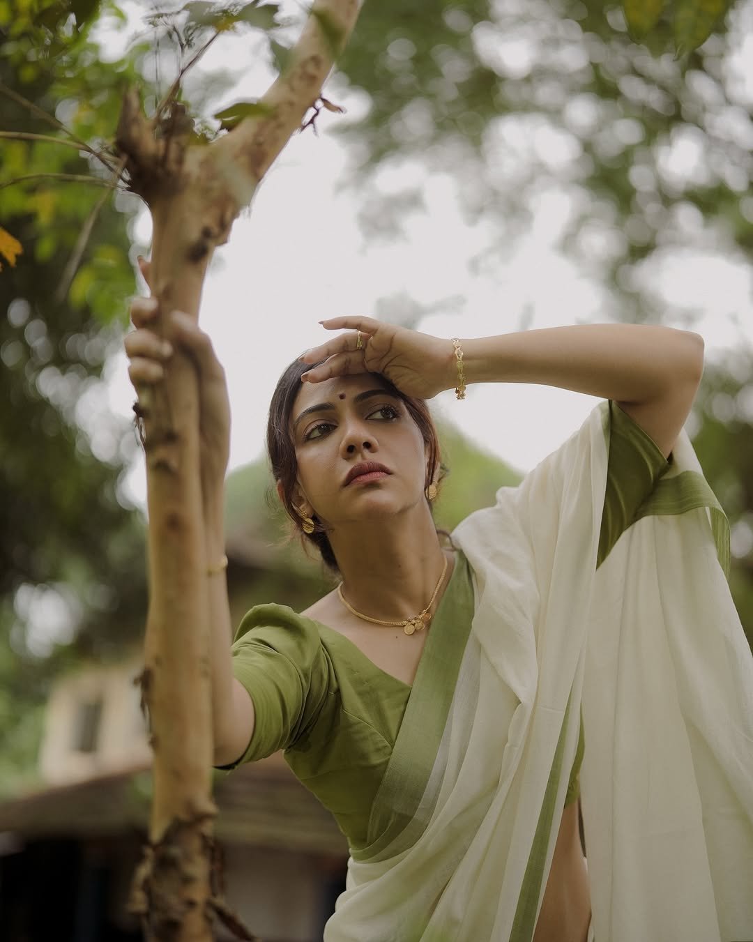 Madonna Sebastian white green border saree soft smile Photos (11)