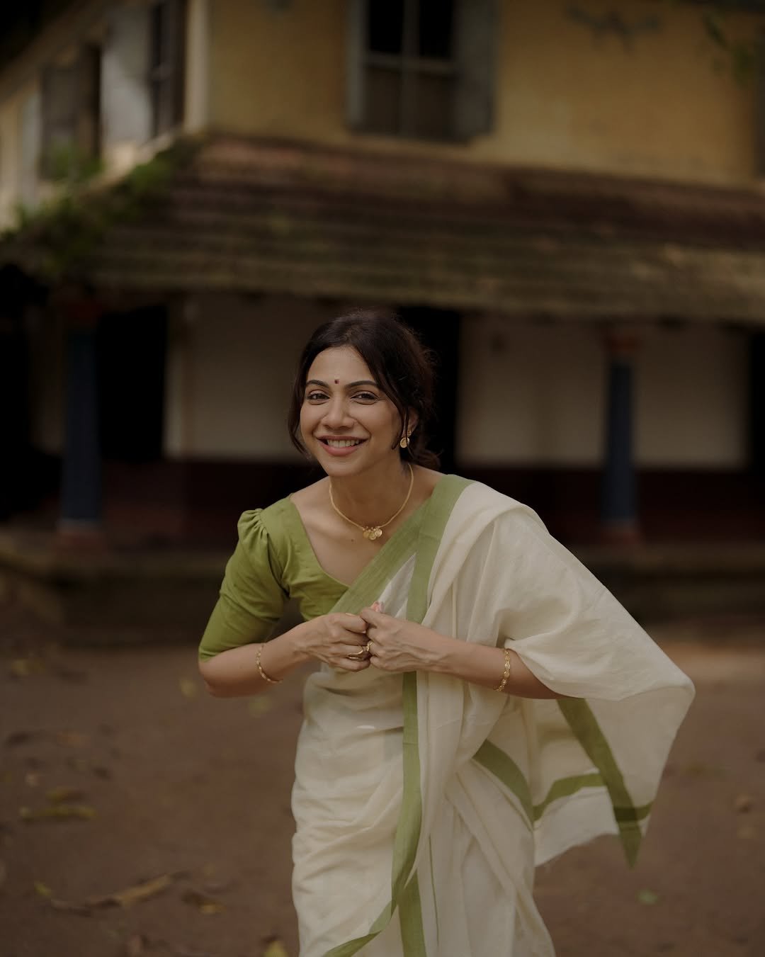 Madonna Sebastian white green border saree soft smile Photos (12)