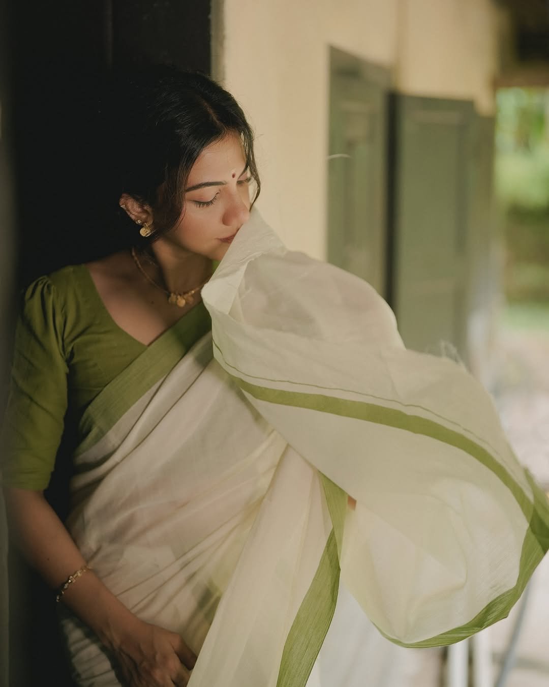 Madonna Sebastian white green border saree soft smile Photos (3)