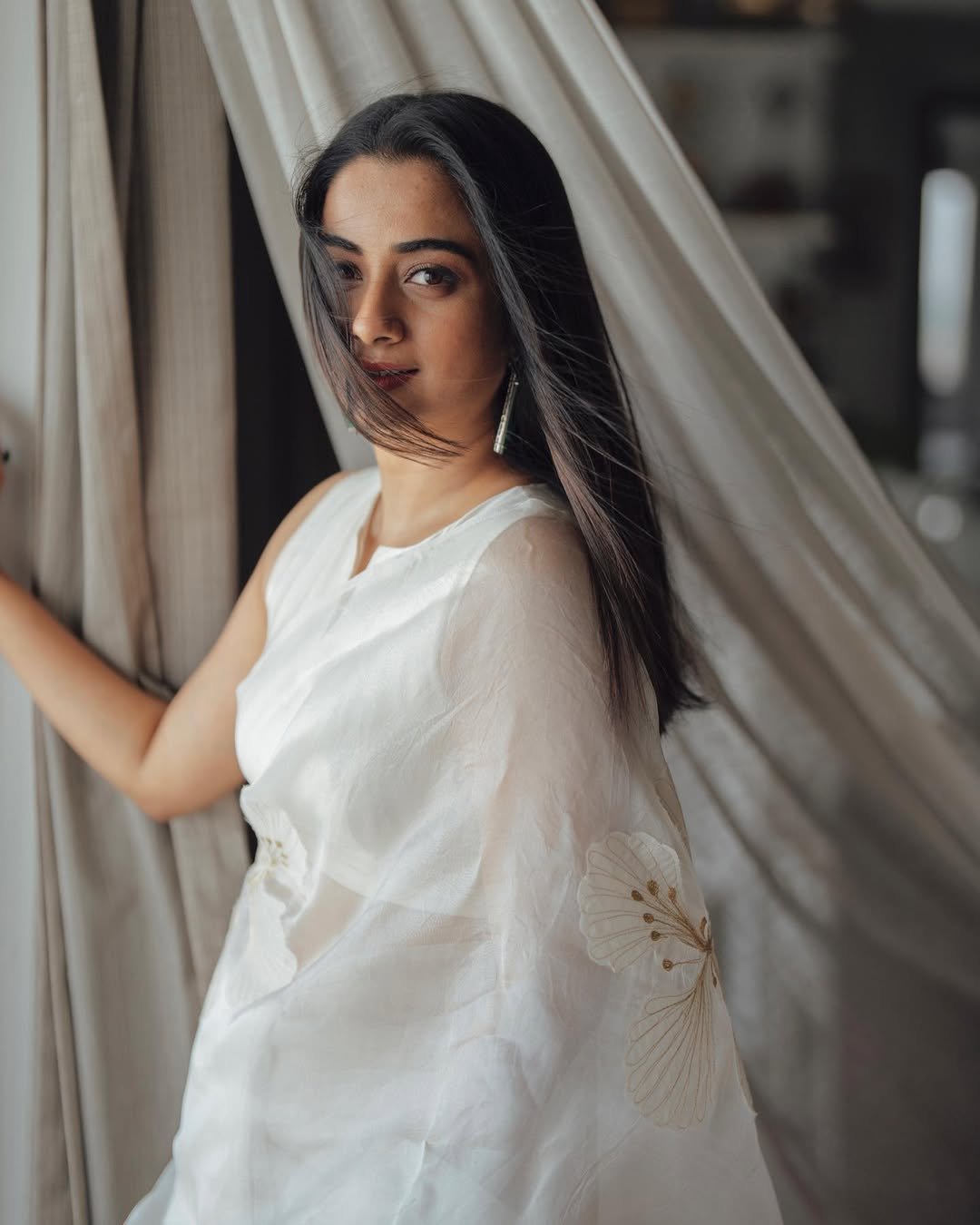 Namitha Pramod ivory White saree cozy room charm Photoshoot (1)