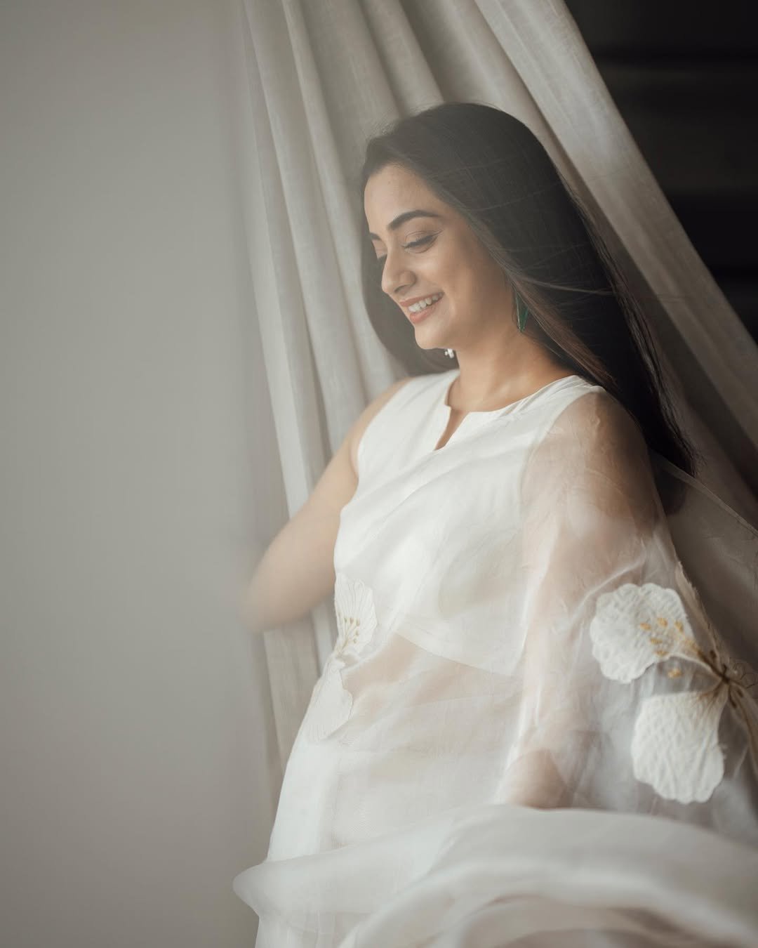 Namitha Pramod ivory White saree cozy room charm Photoshoot (2)