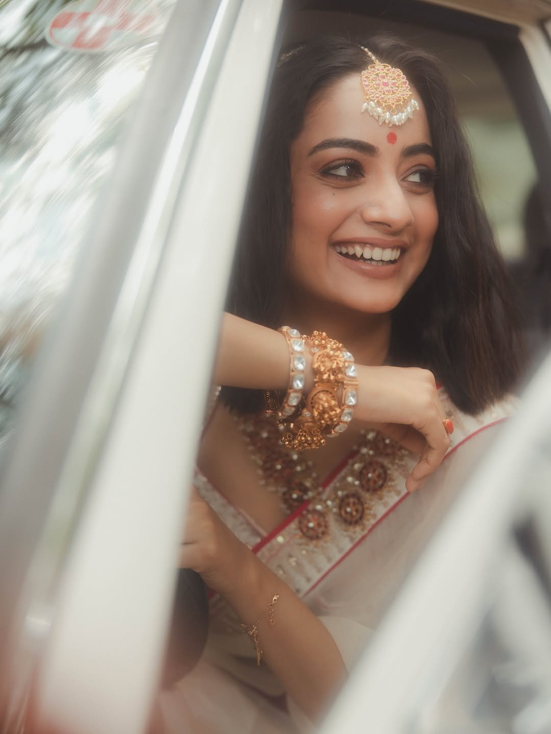 Namitha Pramod ivory saree rose-gold jewelry car cabin Portrait (10)