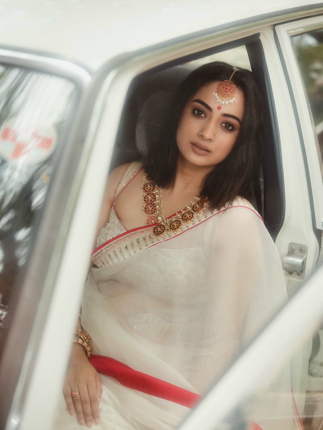 Namitha Pramod ivory saree rose-gold jewelry car cabin Portrait (12)