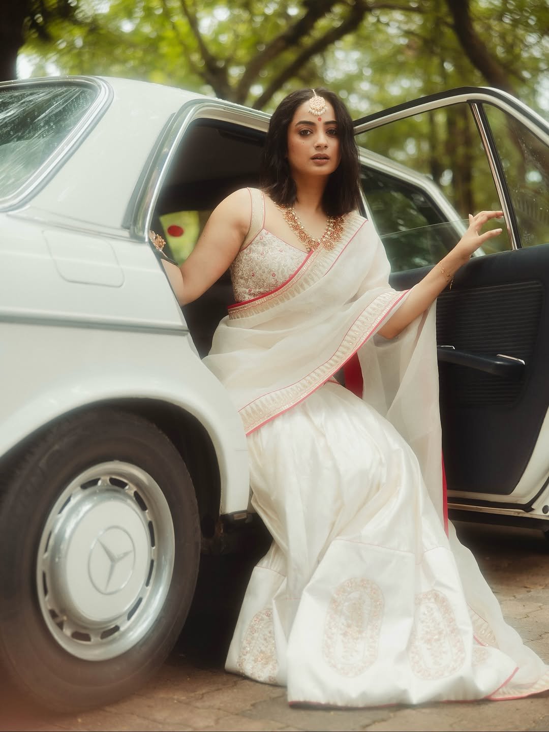 Namitha Pramod ivory saree rose-gold jewelry car cabin Portrait (16)