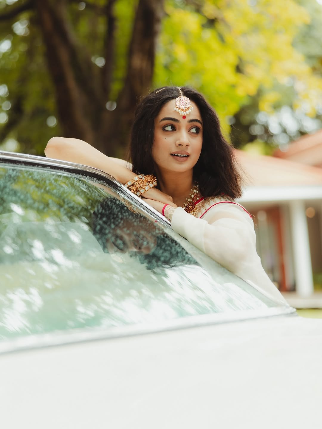 Namitha Pramod ivory saree rose-gold jewelry car cabin Portrait (17)