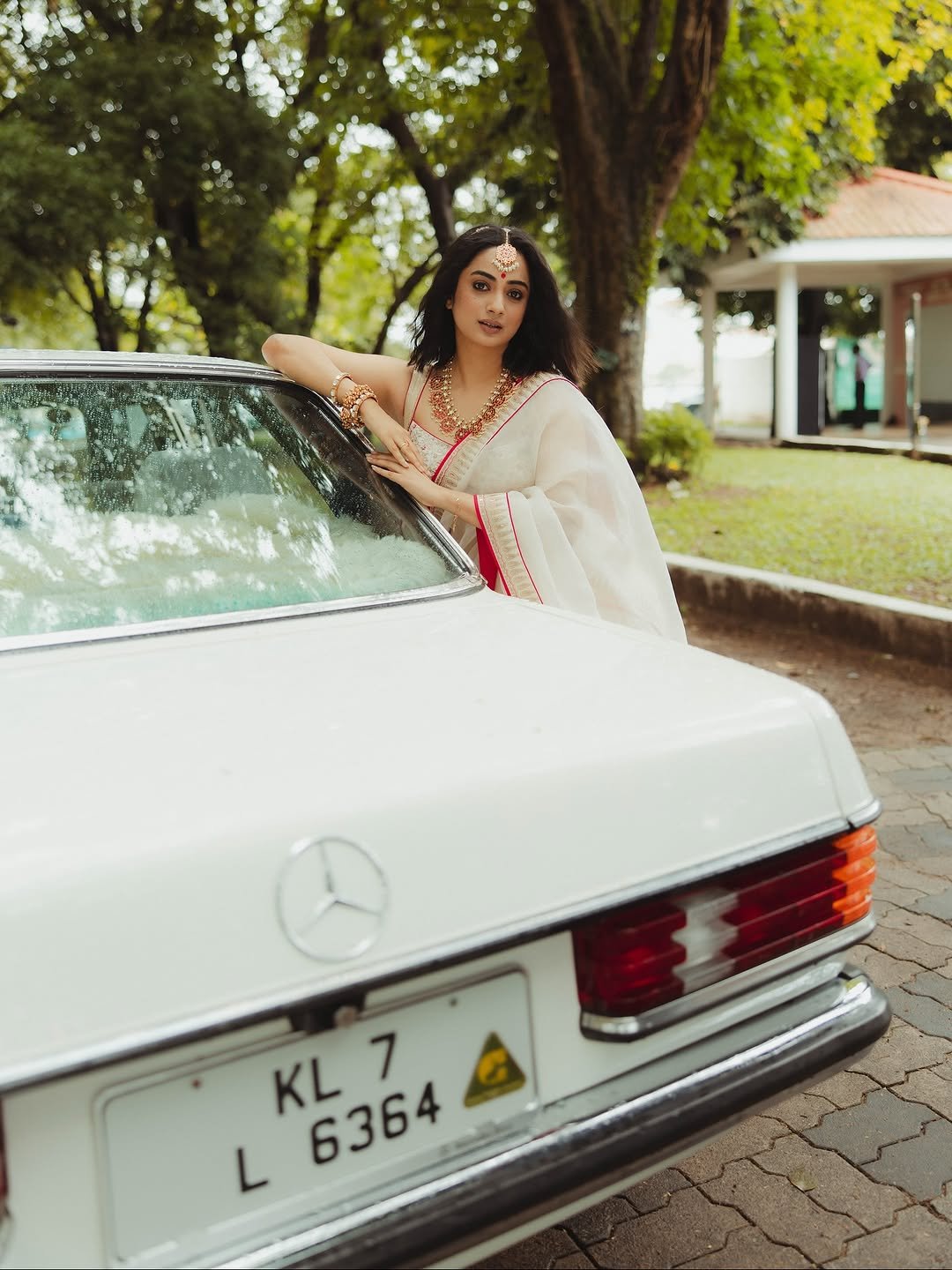 Namitha Pramod ivory saree rose-gold jewelry car cabin Portrait (18)