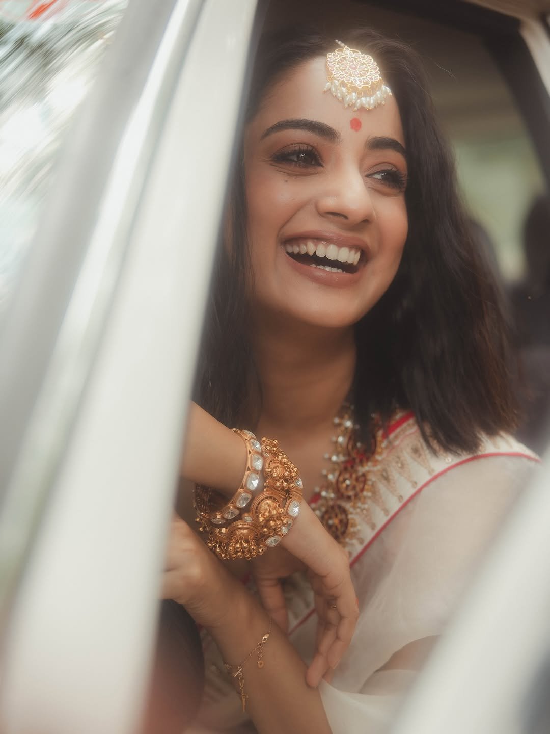 Namitha Pramod ivory saree rose-gold jewelry car cabin Portrait (23)