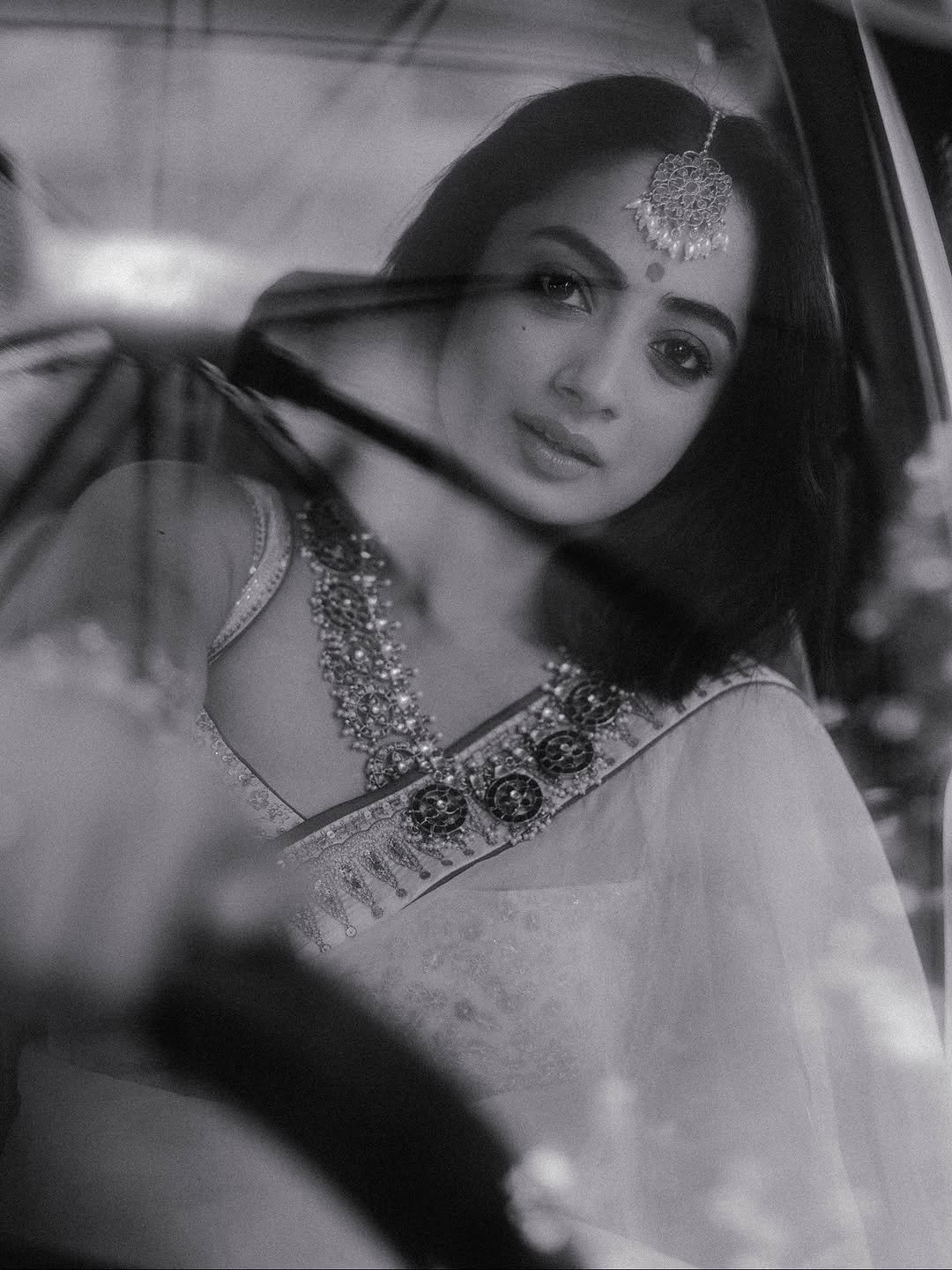 Namitha Pramod ivory saree rose-gold jewelry car cabin Portrait (29)