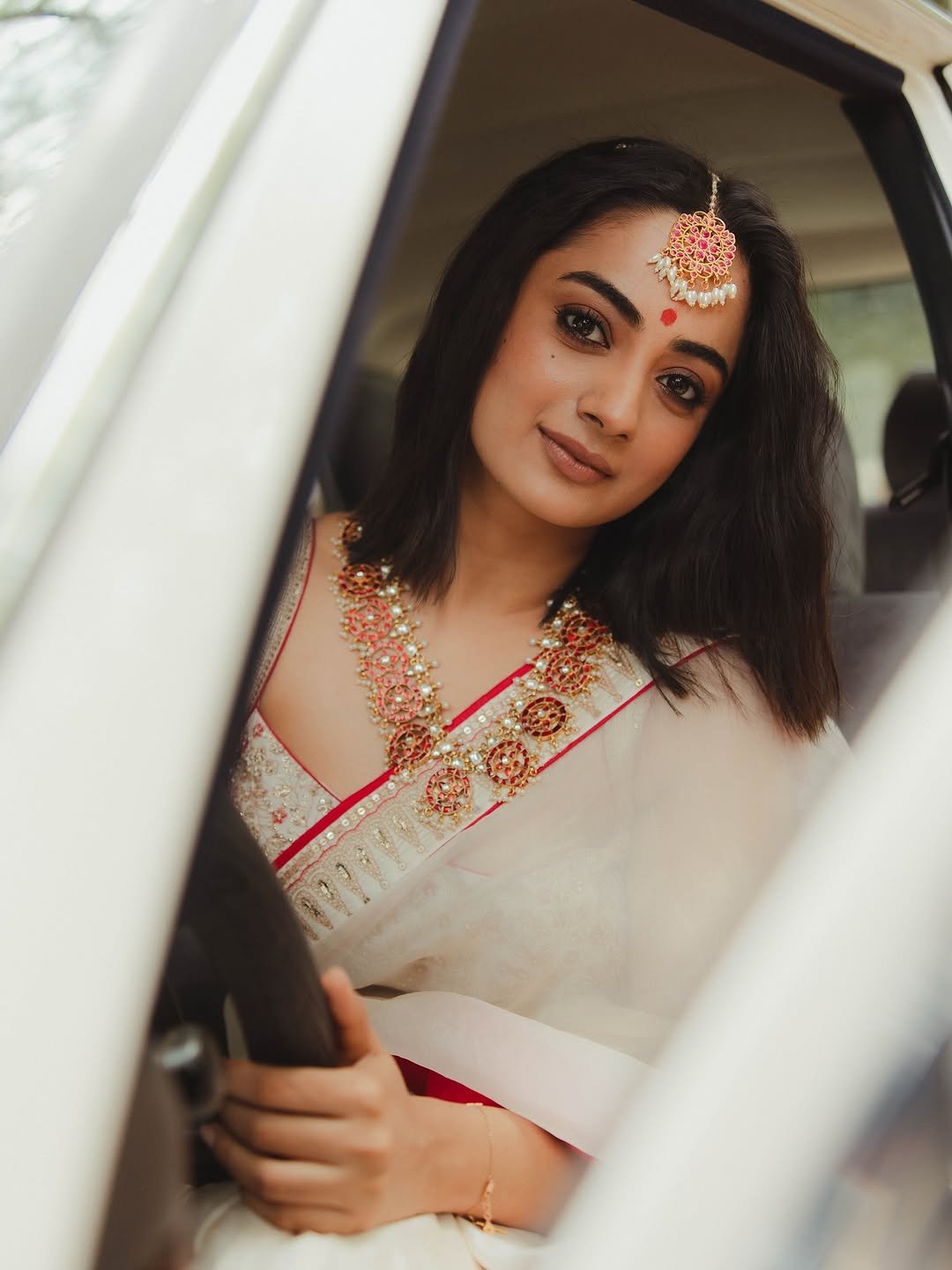 Namitha Pramod ivory saree rose-gold jewelry car cabin Portrait (6)