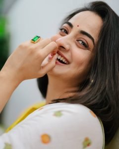 Garden flowers complementing Namitha Pramod lemon blouse saree look