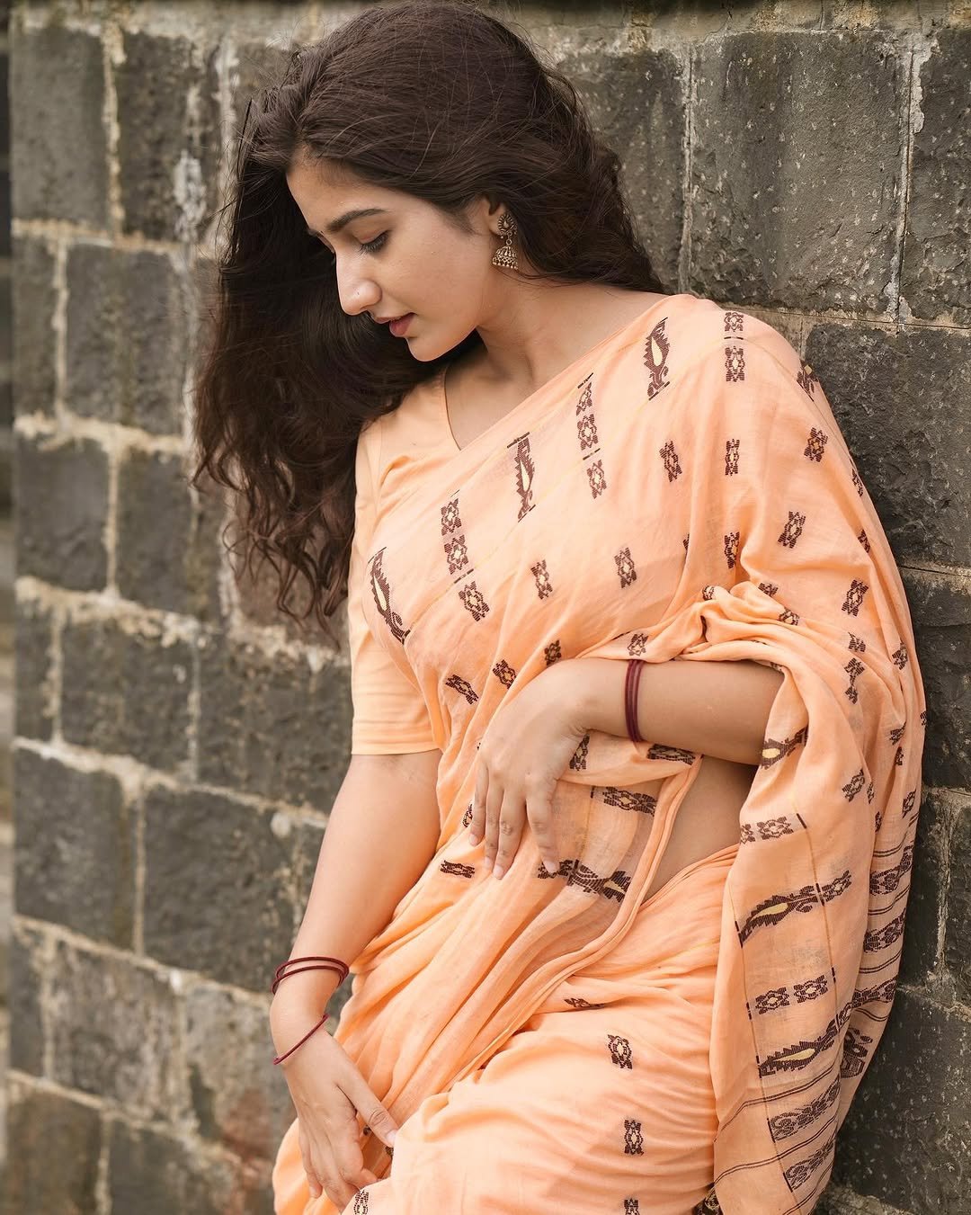 Neha Pathan peach printed saree riverside elegance Photoshoot (4)