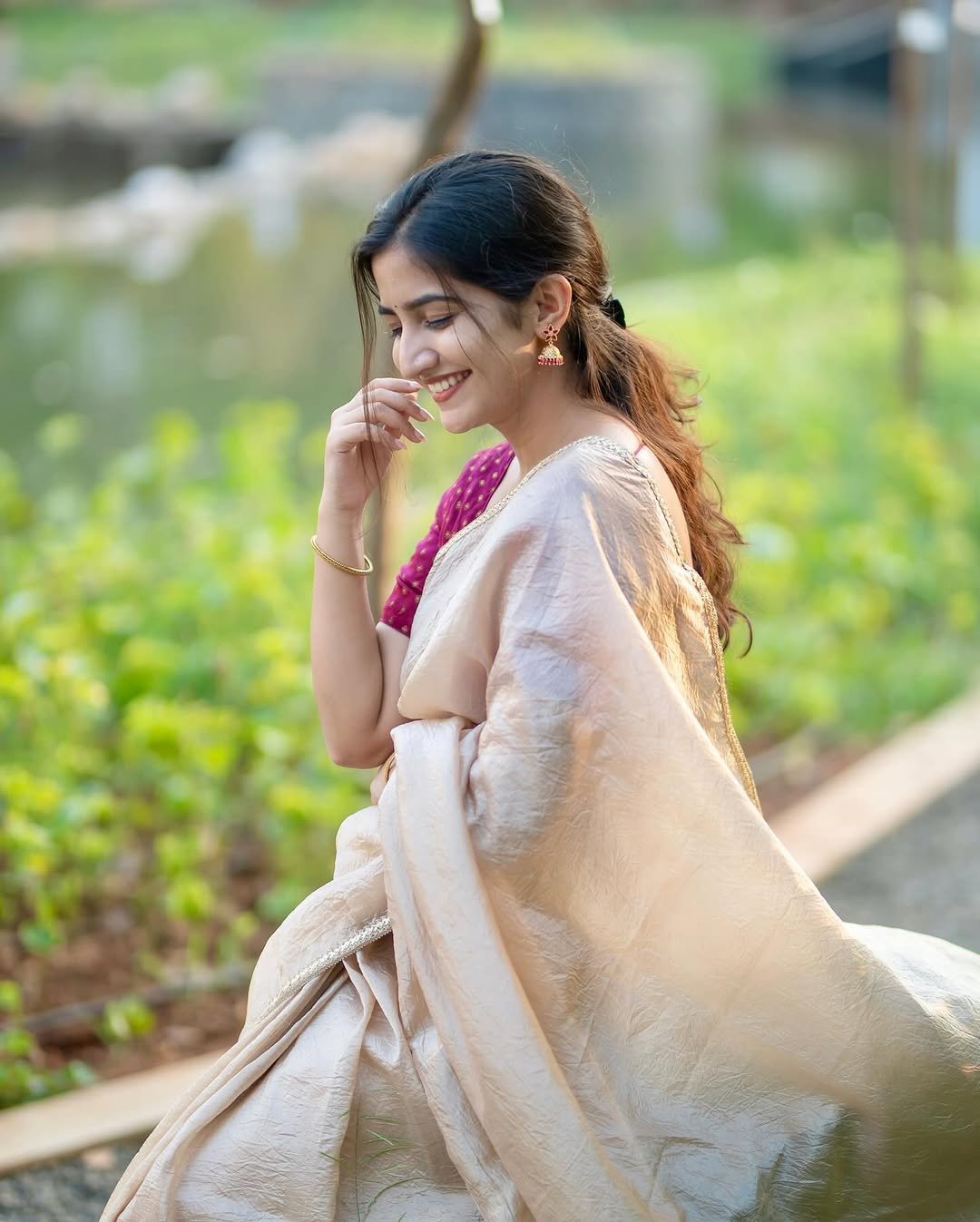 Neha Pathan white textured saree maroon blouse breezy smile Photos (2)