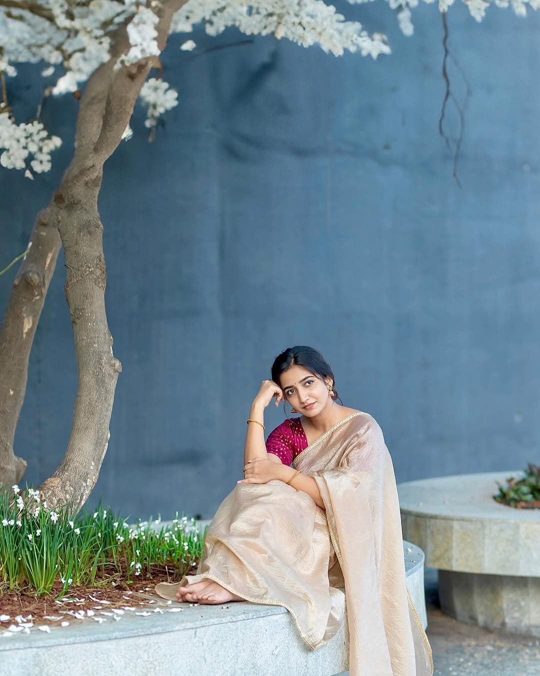 Neha Pathan white textured saree maroon blouse breezy smile Photos (3)