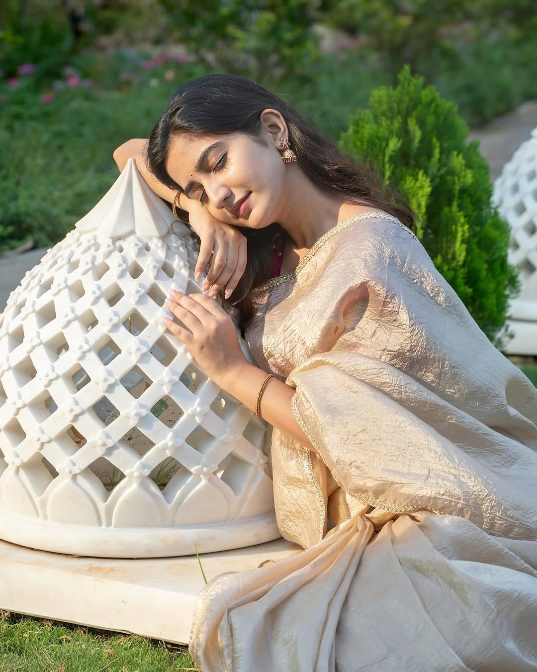 Neha Pathan white textured saree maroon blouse breezy smile Photos (4)