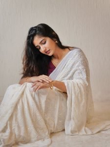 Maroon blouse color pop in Neha Pathan white saree styling
