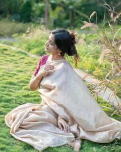 Neha Pathan white textured saree with contrasting maroon blouse