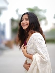 Neha Pathan white textured saree with contrasting maroon blouse