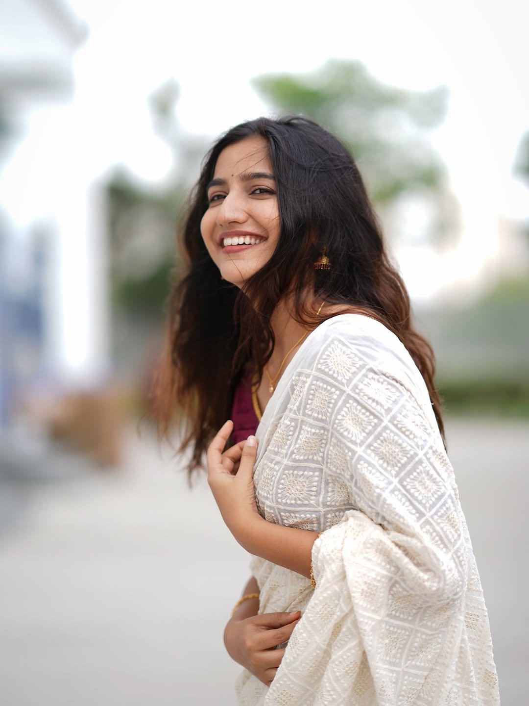 Neha Pathan white textured saree maroon blouse breezy smile Photos (7)