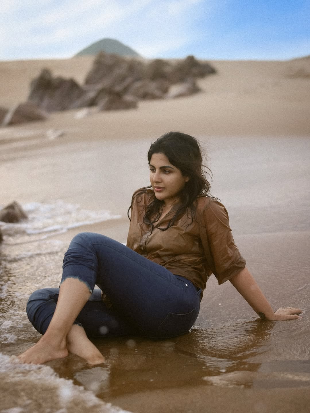 Samyuktha sand-beige shirt beach breeze Portrait (6)